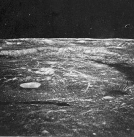 ▲アポロ宇宙船が撮影した月の裏側。中央左寄りに人工建造物らしき物と白いスジが数条見える。