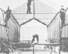 ▲1933年には生け捕りにしたネッシーを入れておくオリも作られた。