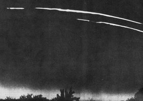 ▲1947年7月にケンタッキー上空を飛んだ3個の光体のうち2個の写真。多くの目撃者が光体は円盤型だと告げた。