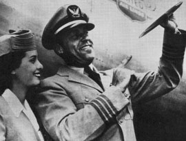 ▲UA航空のパイロット、E.スミスは1947年7月4日に飛行中、5機からなるUFOの編隊を目撃。手にもつ皿は飛行機から見えた大きさだという。