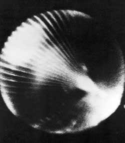 ▲屈折望遠鏡を用いて撮影された宇宙線観測気球。大気圏上層部からデータを集めるために作られ極秘にされていた、当局の調査官によれば、マンテル大尉はこれを追跡して死んだものだという。