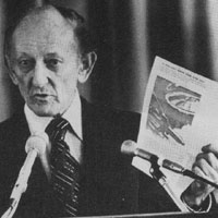 ▲UFOについて語る退役アメリカ海兵隊少佐のドナルド・キーホー(1973年)。