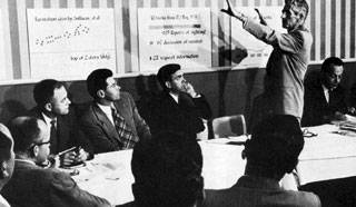 ▲CSI(民間円盤調査会)の会合で説明するE・J・サリバン。これはUFO目撃報告を調査する非軍事グループの一つである
