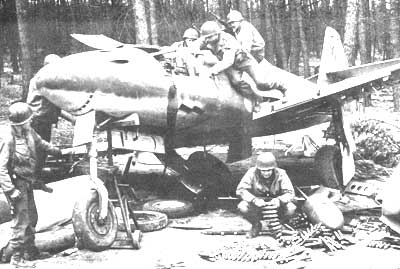 ��1945�N�B �A���R�̑O�q�������ߊl���� �h�C�c�R�̃W�F�b�g�@�B