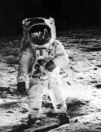 ���l�ނ����ɍ~�藧�����ŏ��̓��A���Ȃ킿1969�N7��21���ɁA�F����s�m�j�[���E�A�[���X�g�����O���A���ʂŎB�e�����G�h�E�B���E�I���h�����B