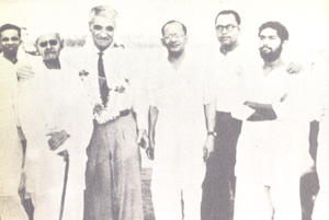 ���ʐ^��1959�N4��17���A�A�_���X�L�[�����E�u�����s�ŗ���������C���h�E�J���J�b�^�̃_���_����`�ɂāB�O�񍶂��3�l�ڂ��A�_���X�L�[�B���̍����C���hGAP���[�_�[�A�r�E�j�E�}�C�g�����m�@(�o�i���X�E�q���h�D�[��w����)�B���̂Ƃ���`�ɐ��S�l�̌Q�W�������������ăA�_���X�L�[���o�}�����B�}�C�g�����m�Ƌv�ۓc���Y�͑��N���ʂ�������ǂ��A���M�Ȕ��m�͑��E����ăC���hGAP�͉��U�����B���m�͋����ɋA�]�������Ƃ����Ă���B